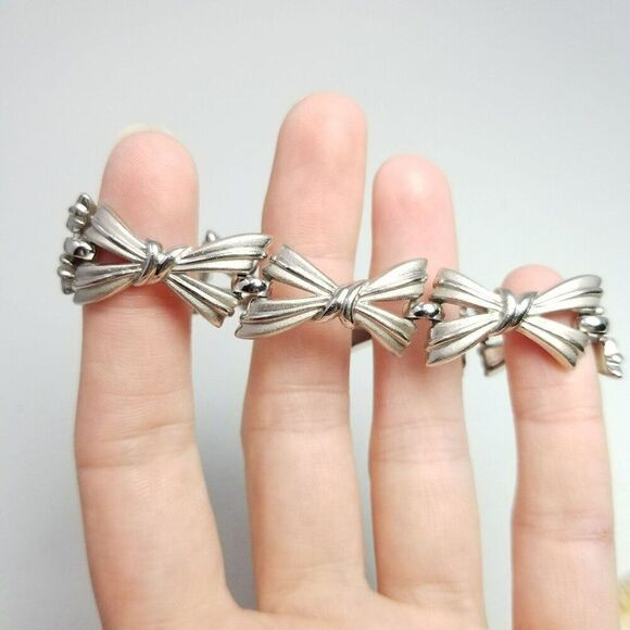 Vintage Crown Trifari Silver Tone Panel Bangle Bracelet Bow Ribbon Design Signed - Picture 6 of 7